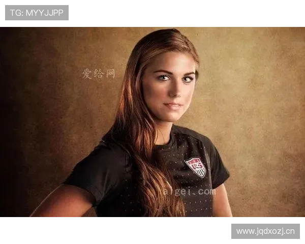 亚历克斯·摩根居然在训练场穿得比我夏天还少，这冷成啥样还能这么猛？