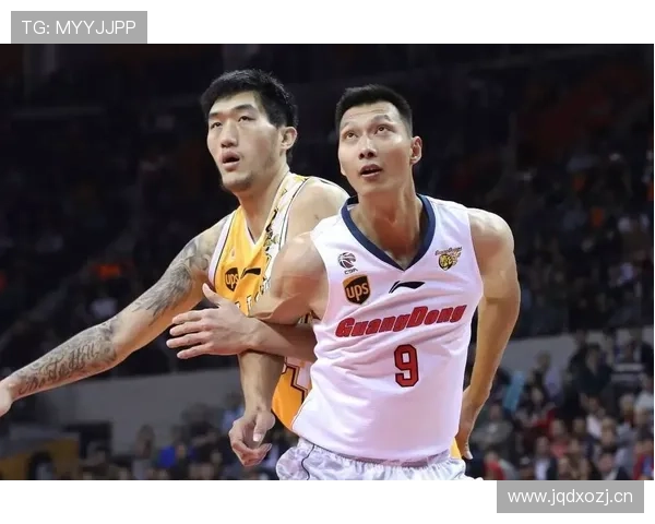 小区门口碰到易建联，拖鞋拎早餐袋，胳膊上的金链子亮得像广告牌